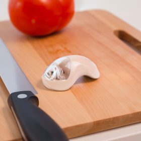 Késélező - műanyag - 11,5 x 6,2 x 5,2 cm