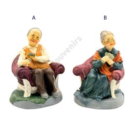 NAGYSZÜLŐK FOTELBAN 1/144 8x11,5x7cm 2 FÉLE