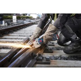   BOSCH Akkus sarokcsiszoló 125 mm GWS 18V-11 S ford. szabályzós (akku és töltő nélkül)