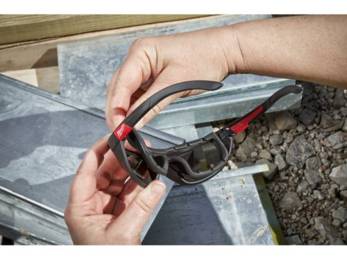 MILWAUKEE Védőszemüveg sötétített-polarizált, tömítéssel HIGH PERFORMANCE