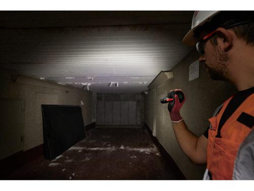 MILWAUKEE Akkus LED zseblámpa 2000 lm állítható fókusszal L4 FL2000-301 (1 x 3,0 Ah akku + USB