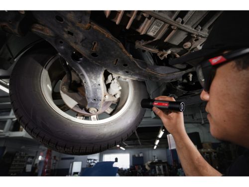 MILWAUKEE Akkus LED zseblámpa 2000 lm állítható fókusszal L4 FL2000-301 (1 x 3,0 Ah akku + USB