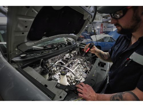 MILWAUKEE Akkus LED zseblámpa 2000 lm állítható fókusszal L4 FL2000-301 (1 x 3,0 Ah akku + USB