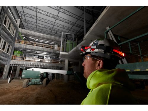 MILWAUKEE Akkus LED sisaklámpa L4HL-VIS-301 (1 x 3,0 Ah akku + USB töltőkábel)