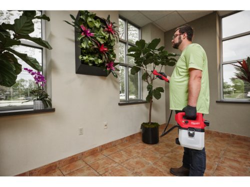 MILWAUKEE Akkus vegyszer permetező 3,7L M12 BHCS3L-201 (1 x 2,0 Ah akku + töltő)