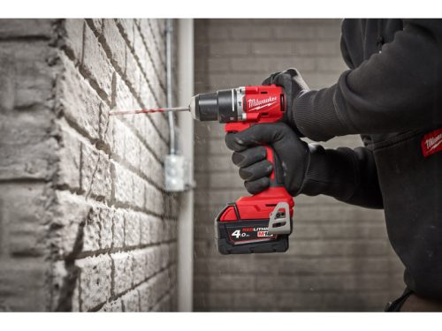 MILWAUKEE Akkus ütvefúró-csavarozó M18 BLPDRC-422C (1 x 4,0 Ah akku, 1 x 2,0 Ah akku + töltő)