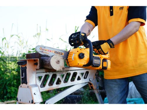 INGCO Akkus láncfűrész 300 mm szénkefe nélküli 20 V (2 x 4,0 Ah akku + töltő)