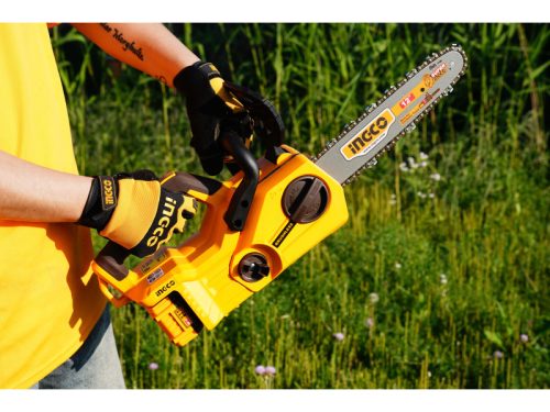 INGCO Akkus láncfűrész 300 mm szénkefe nélküli 20 V (2 x 4,0 Ah akku + töltő)